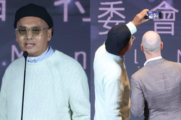 周潤發主持《香港四徑大步走》頒獎,感動流淚