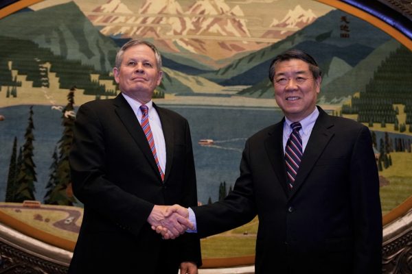 何立峰會見美國參議員戴恩斯:反對將經貿問題武器化