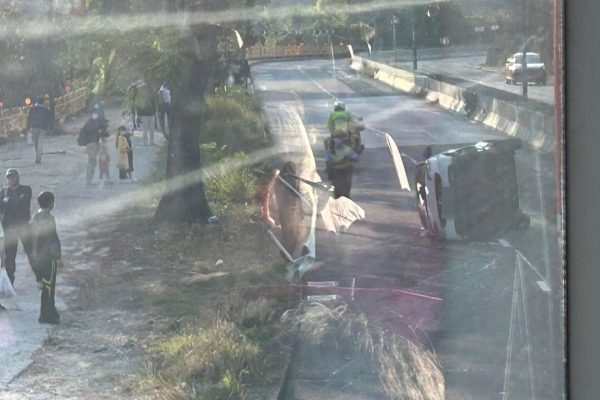 「葵涌驚險:私家車翻側司機自救」