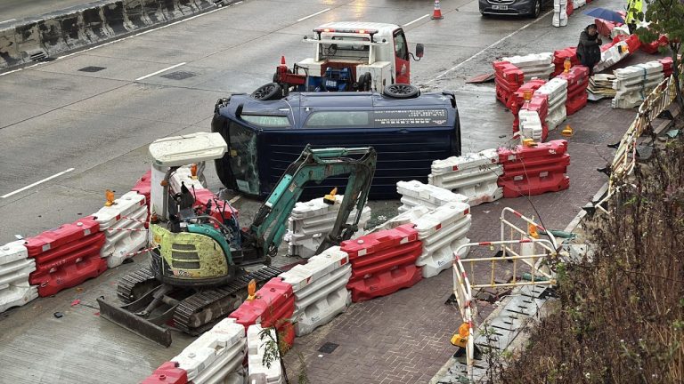 龍翔道遊樂場前，客貨車翻側引發交通阻塞