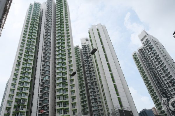 「荃灣居屋王兩房500萬綠表價沽,呎價破萬,上手摸頂入市慘跌兩成」