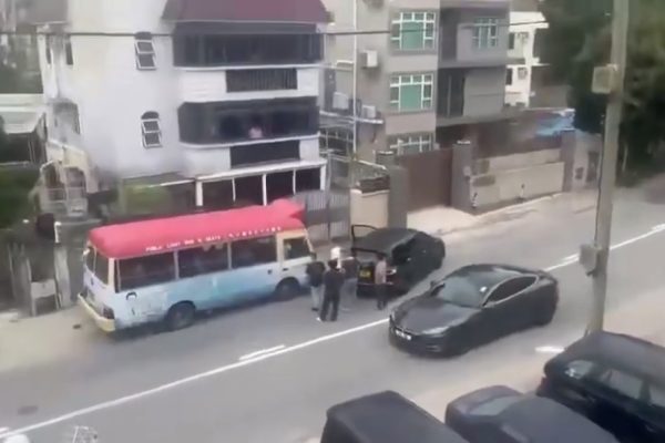 元朗紅VAN狂飆撞車 反黑組拘兩男涉刑毀