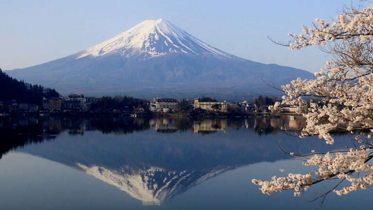 「美國登山客富士山迷路 獲日警山岳救援隊救助」