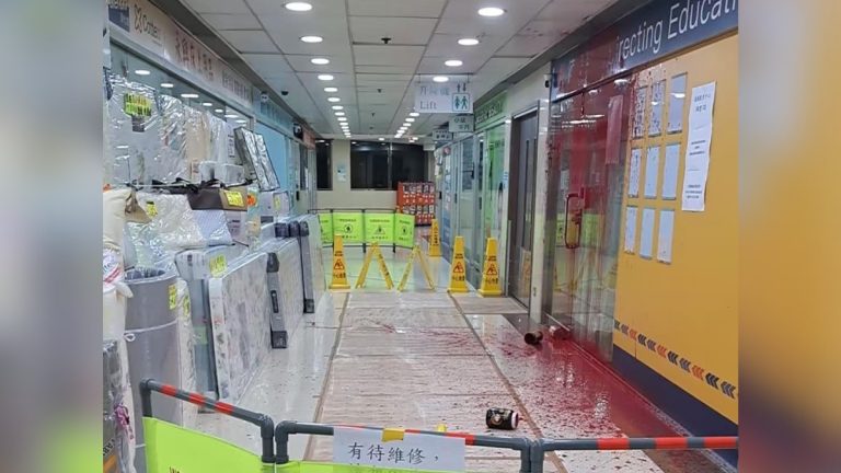 「屯門補習社遭淋紅油 玻璃染紅 刑毀追查」